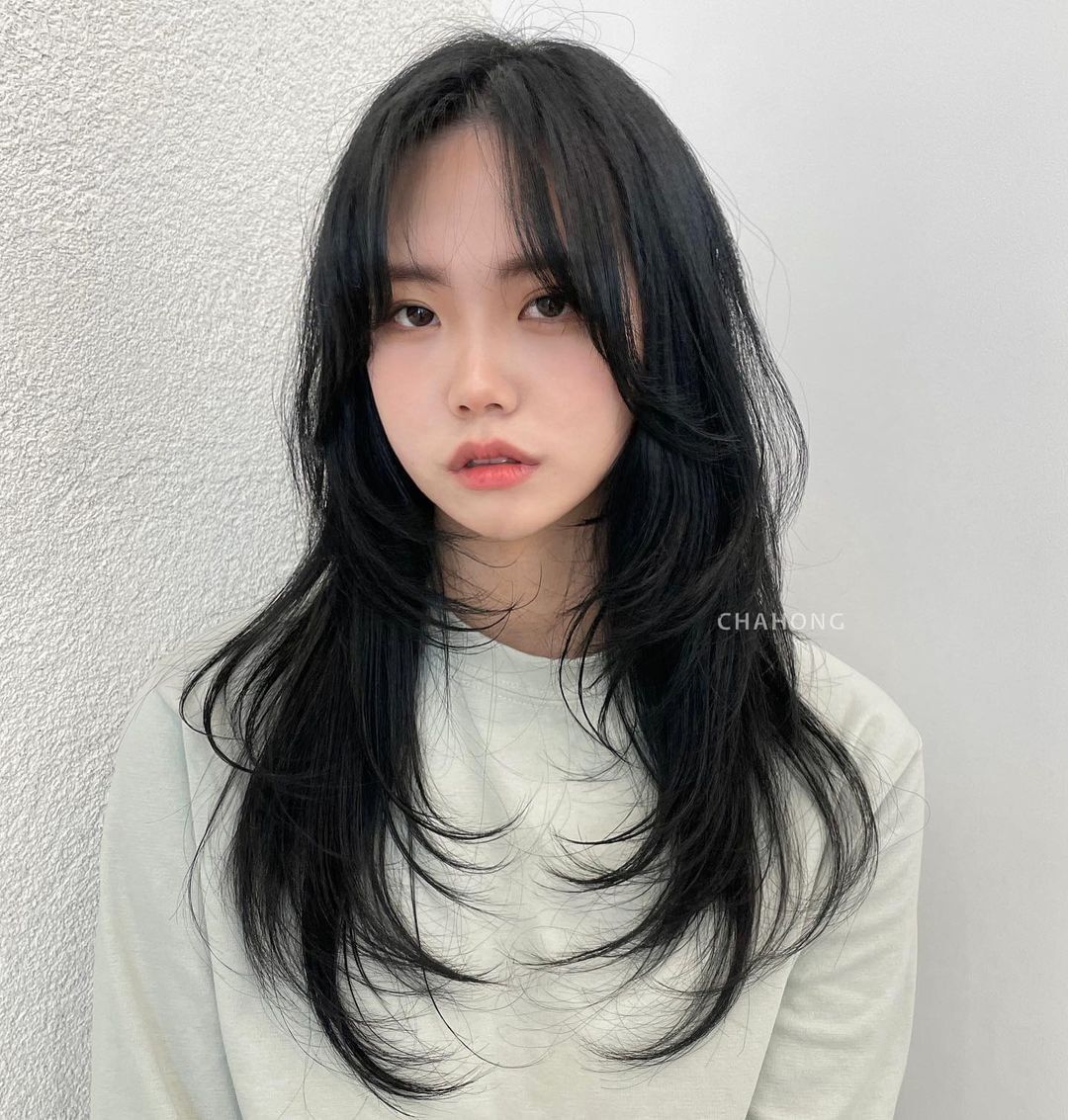 ผู้หญิงเอเชีย ไว้ผมยาวสีดำ ทรงผมผู้หญิง 2023