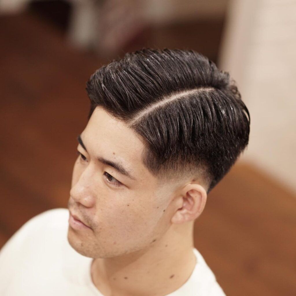 เทรนด์ผมรองทรงเน้นรอยแสกชัดเจน