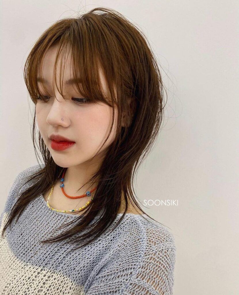 ผู้หญิงเอเชีย ไว้ผมยาวสีน้ำตาลเข้ม ทรงผมผู้หญิง 2023