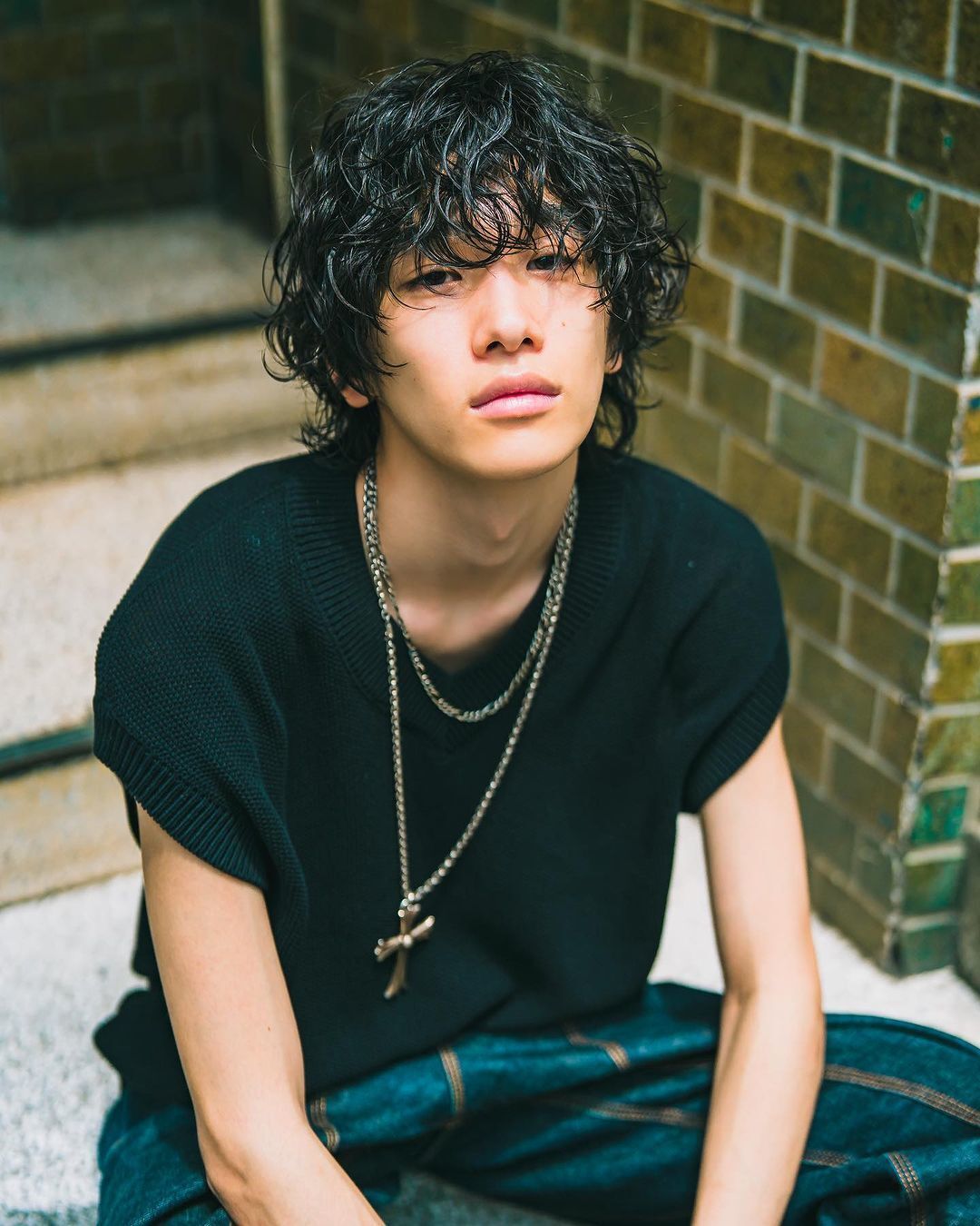 ผู้ชายเอเชีย ผมหยักศก ไว้ผมยาวปานกลาง เทรนด์ทรงผมชาย 2024