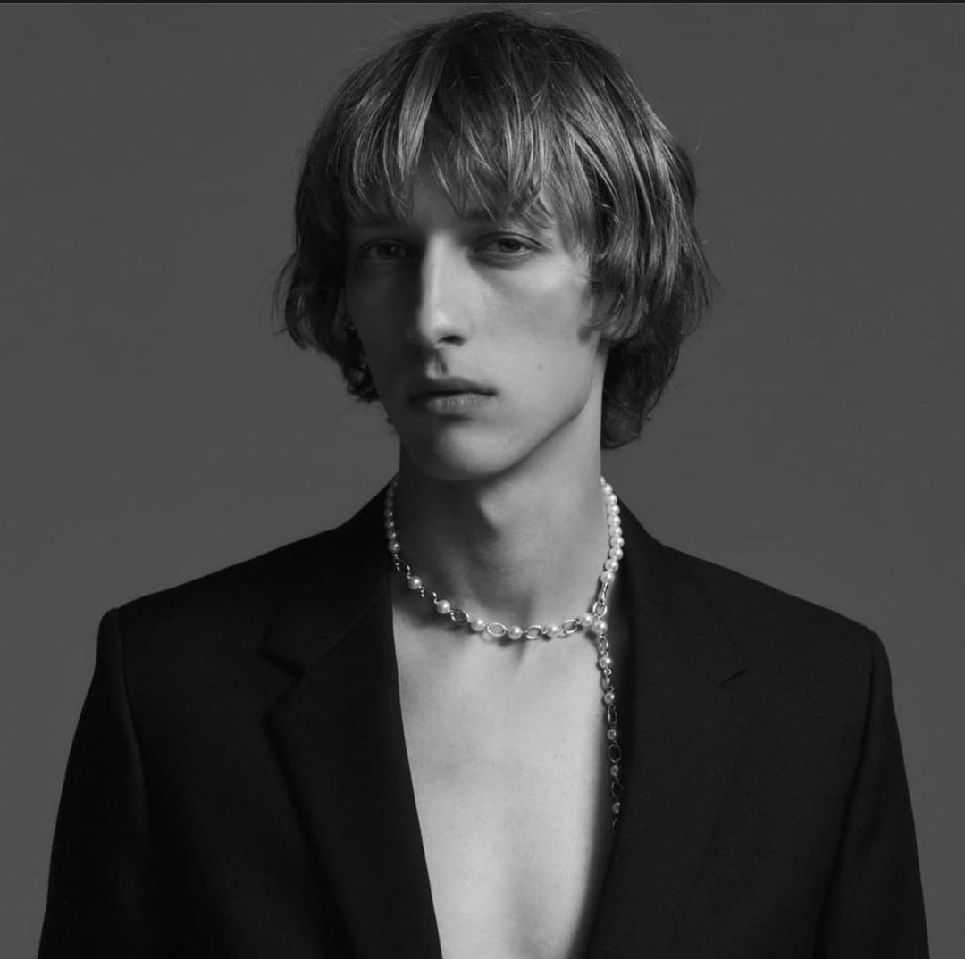 ผู้ชายฝรั่ง ไว้ผมบ๊อบไล่เลเยอร์ เทรนด์ผมชาย 2024