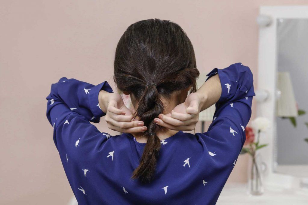 ผู้หญิงเอเชียผมยาวสีดำ กำลังถักเปีย