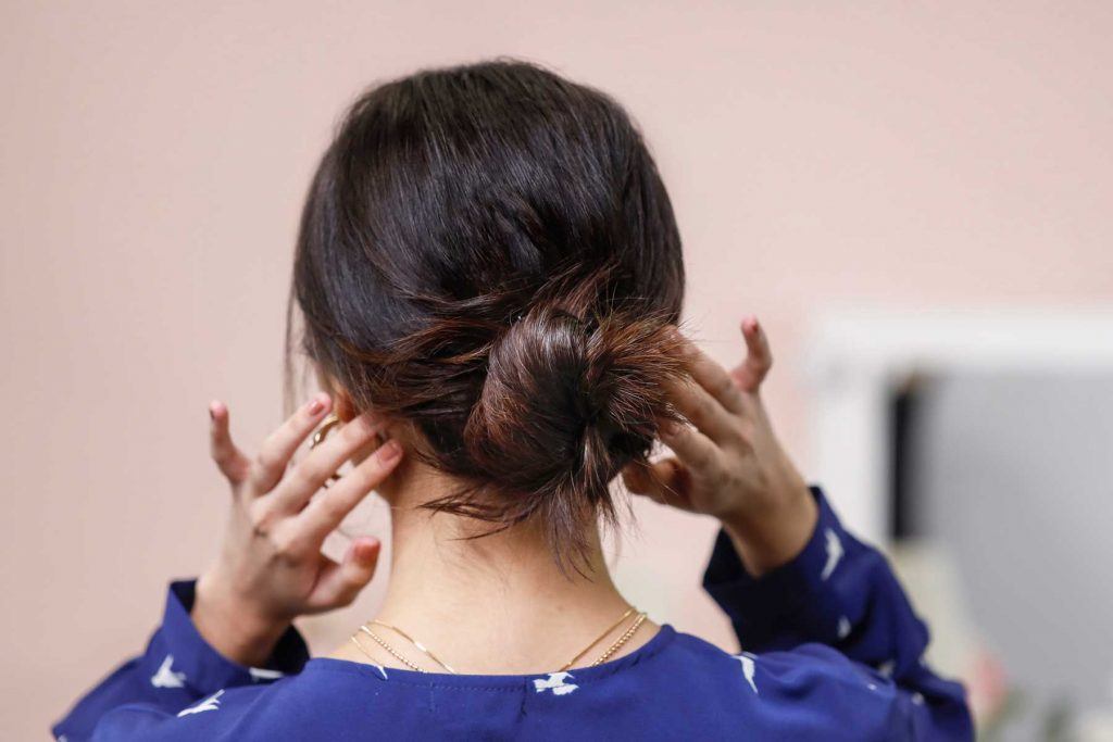 ผู้หญิงเอเชียผมยาวสีดำ เกล้าผม ไปงาน