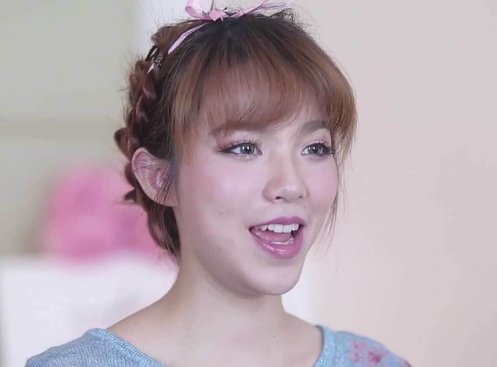 เปียเกล้าน่ารักๆ พร้อมริบบิ้น เหมาะกับอากาศร้อนๆ (Credit: All Things Beauty YouTube Thailand)