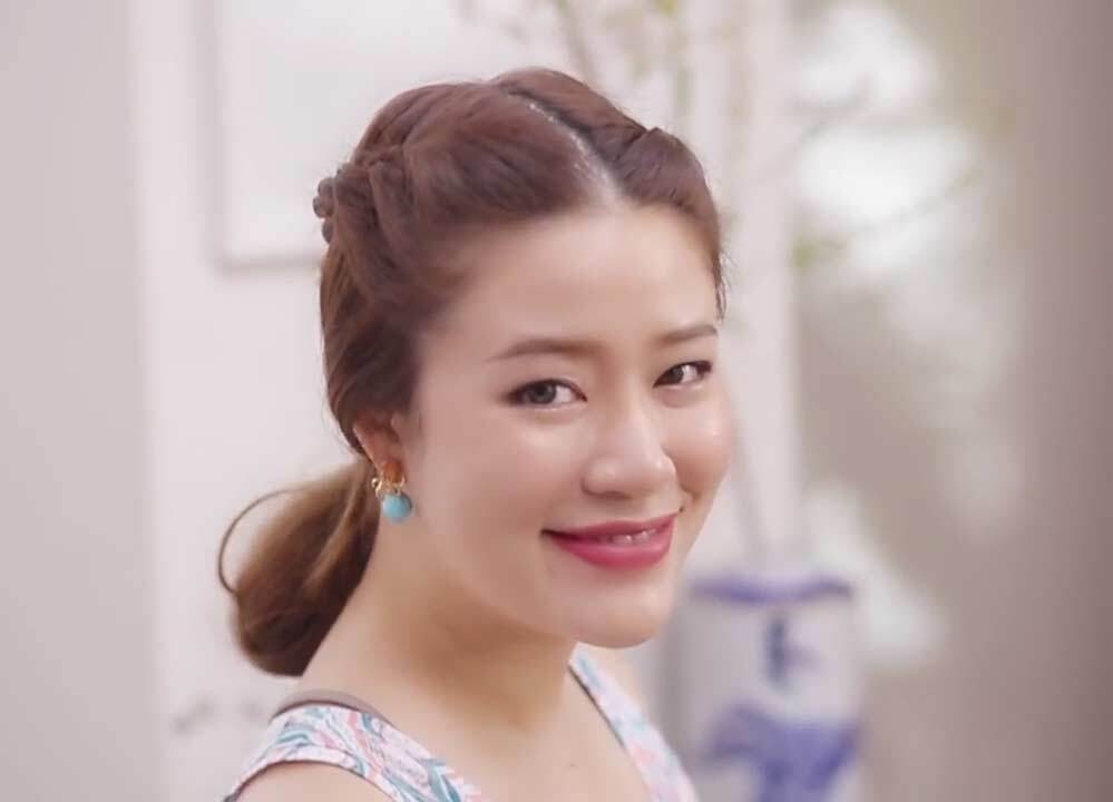 ทรงผมหน้าร้อน สไตล์เมสซี่บัน (Credit: All Things Beauty YouTube Thailand)