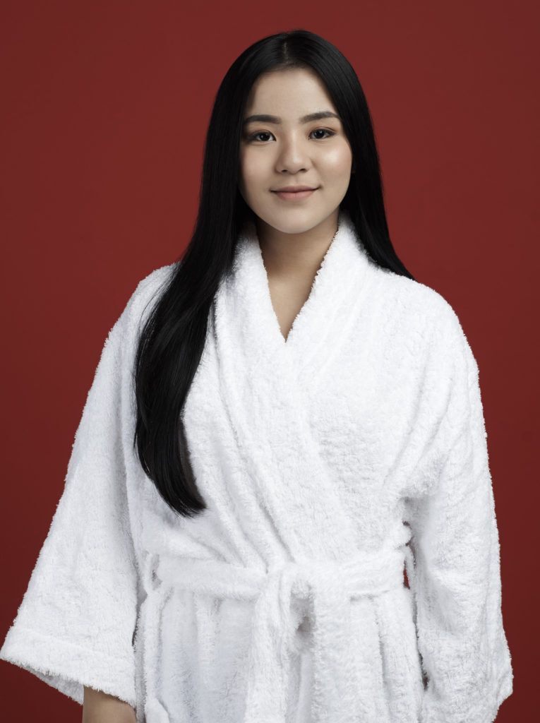 ผู้หญิงผมยาว สีดำ ทำทรงผมบันเบี่ยงข้างสำหรับเจ้าสาว ทรงผมแต่งงาน