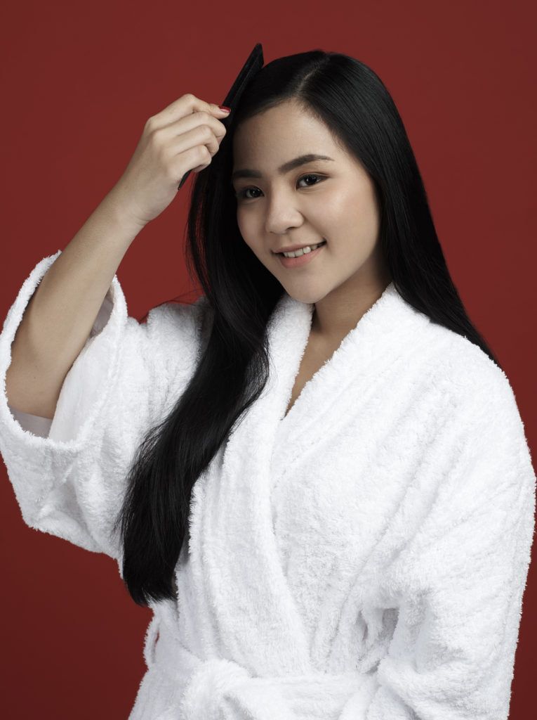 ผู้หญิงผมยาว สีดำ ทำทรงผมบันเบี่ยงข้างสำหรับเจ้าสาว ทรงผมแต่งงาน