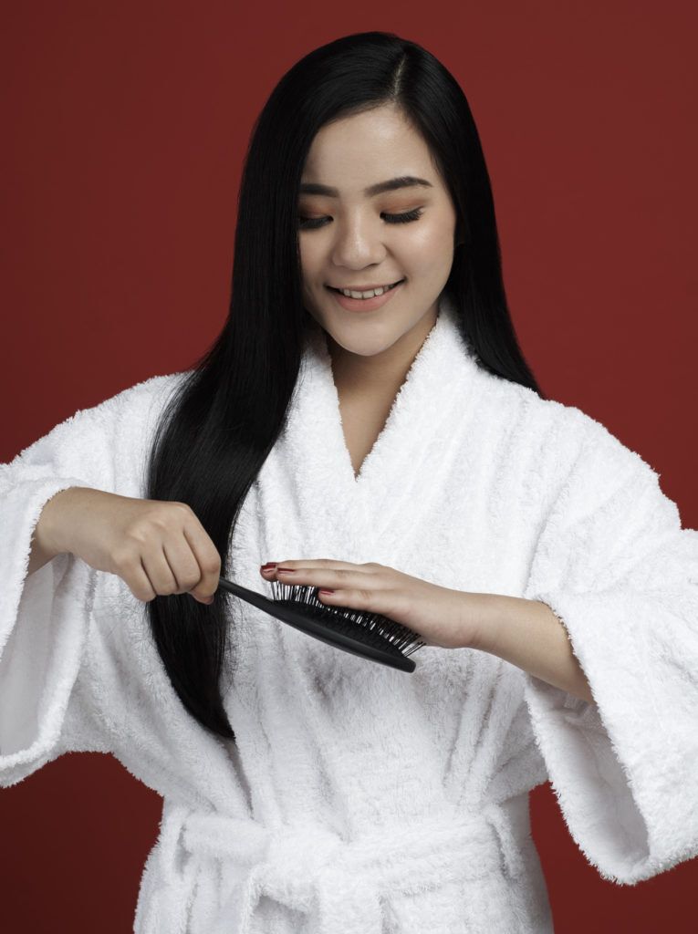 ผู้หญิงผมยาว สีดำ ทำทรงผมบันเบี่ยงข้างสำหรับเจ้าสาว ทรงผมแต่งงาน