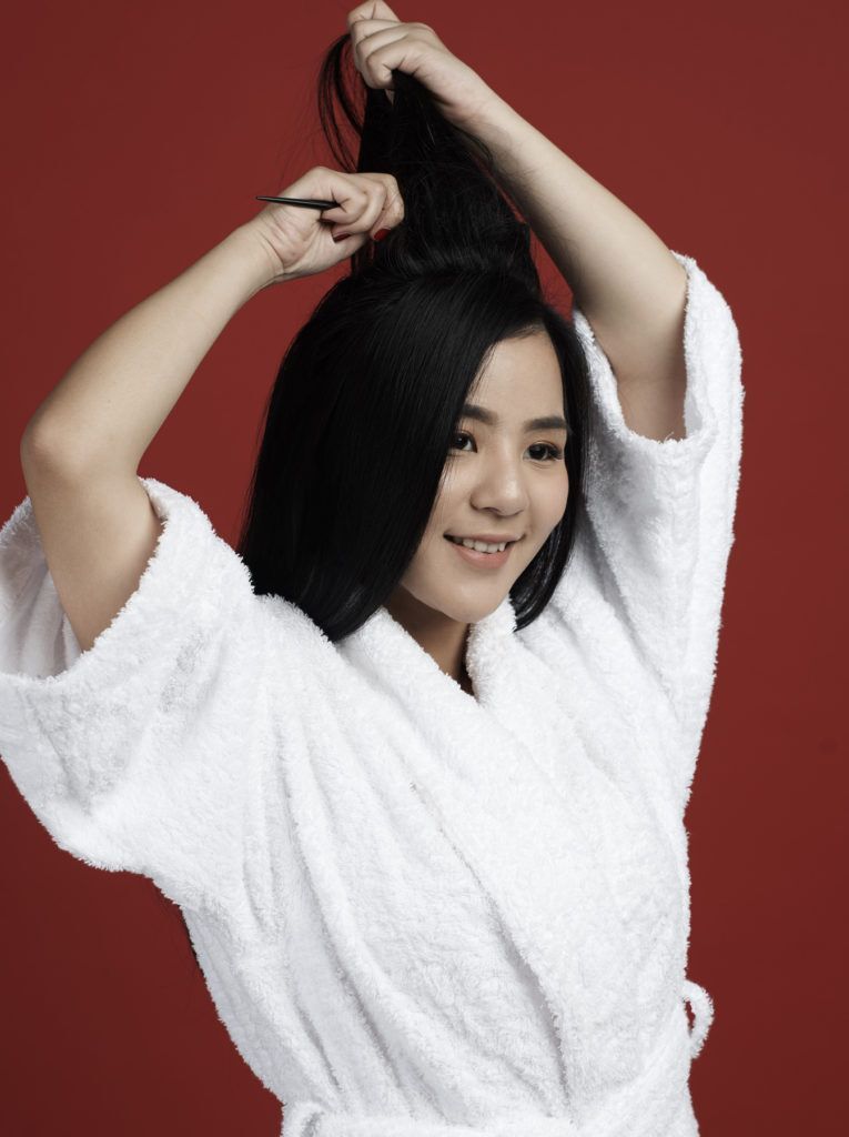 ผู้หญิงผมยาว สีดำ ทำทรงผมบันเบี่ยงข้างสำหรับเจ้าสาว ทรงผมแต่งงาน