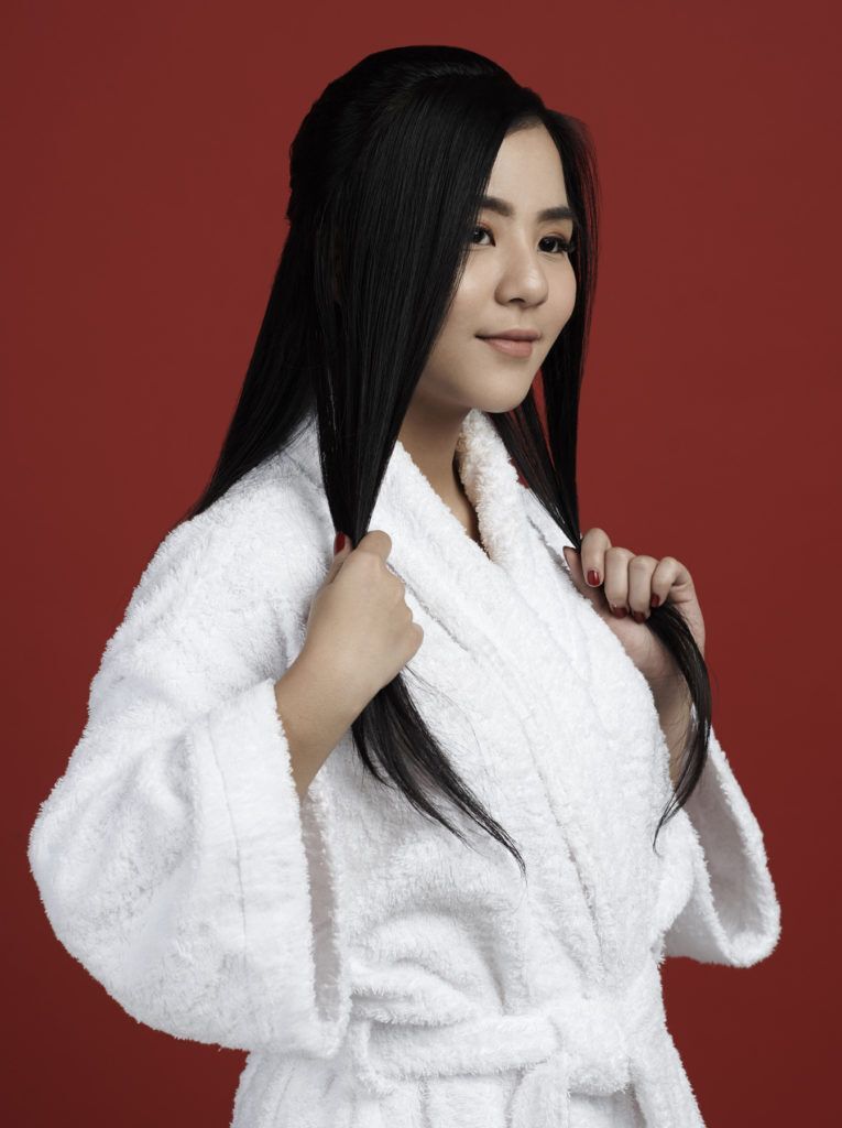 ผู้หญิงผมยาว สีดำ ทำทรงผมบันเบี่ยงข้างสำหรับเจ้าสาว ทรงผมแต่งงาน