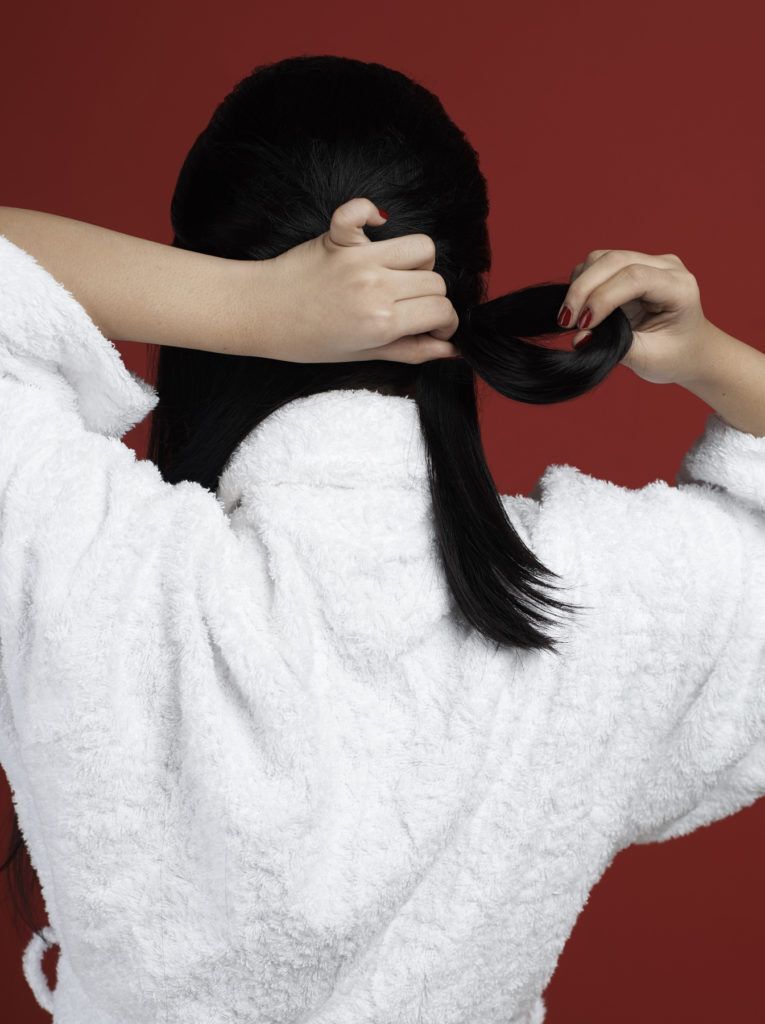 ผู้หญิงผมยาว สีดำ ทำทรงผมบันเบี่ยงข้างสำหรับเจ้าสาว ทรงผมแต่งงาน