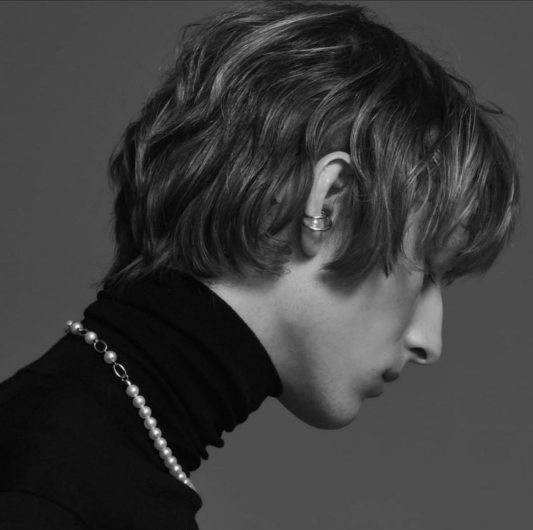 ผู้ชายฝรั่ง ไว้ผมบ๊อบไล่เลเยอร์ เทรนด์ผมชาย 2024