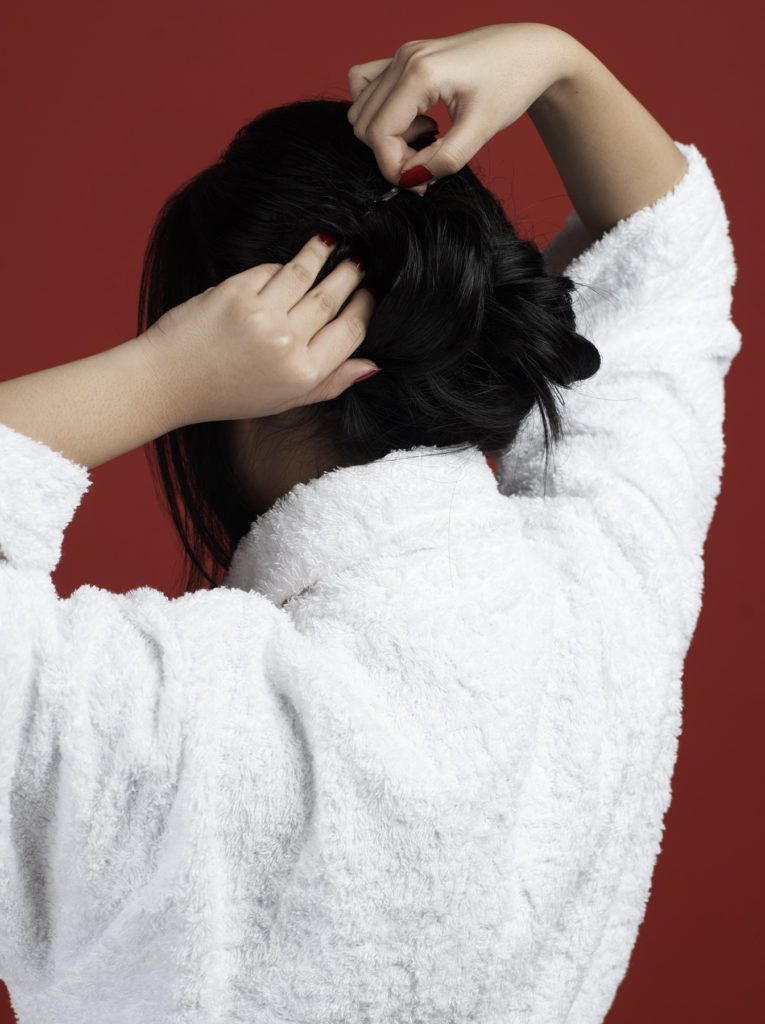 ผู้หญิงผมยาว สีดำ ทำทรงผมบันเบี่ยงข้างสำหรับเจ้าสาว ทรงผมแต่งงาน