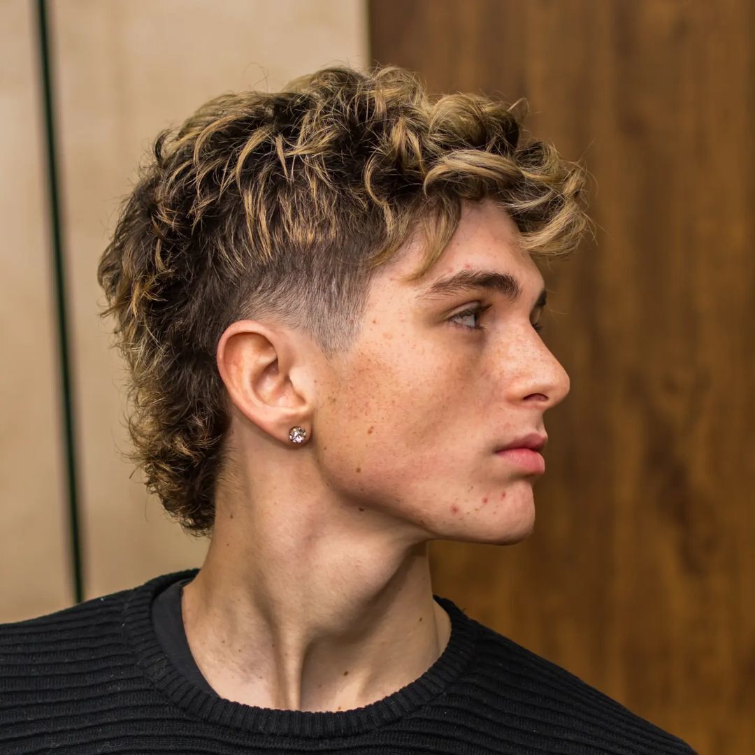 ผู้ชายฝรั่งผมหยักศก ผมสีบลอนด์ไว้ทรงผมมัลเล็ต เทรนด์ผมชาย 2024