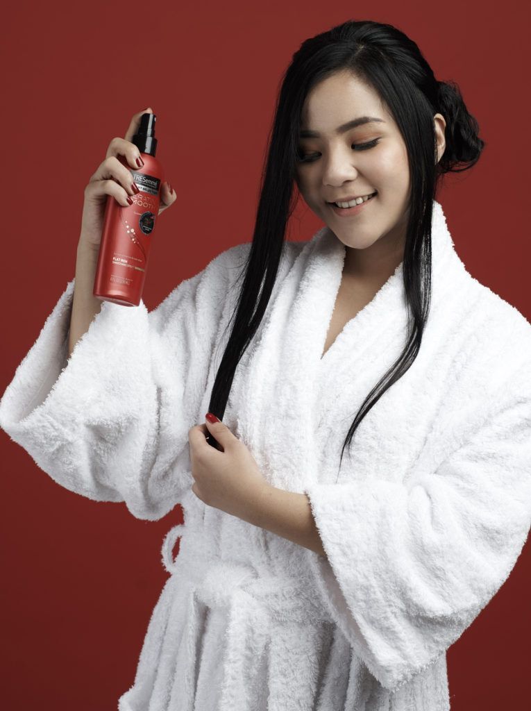 ผู้หญิงผมยาว สีดำ ทำทรงผมบันเบี่ยงข้างสำหรับเจ้าสาว ทรงผมแต่งงาน