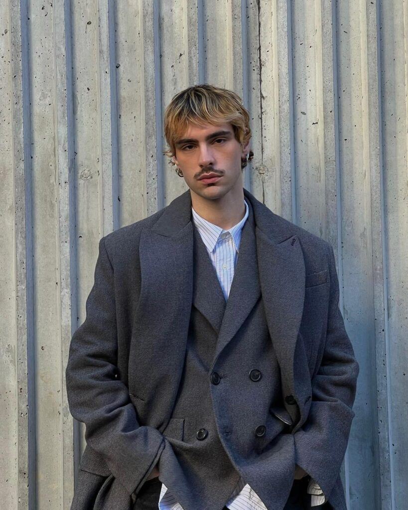 ผมหยักศกทรงรากไทรระต้นคอ