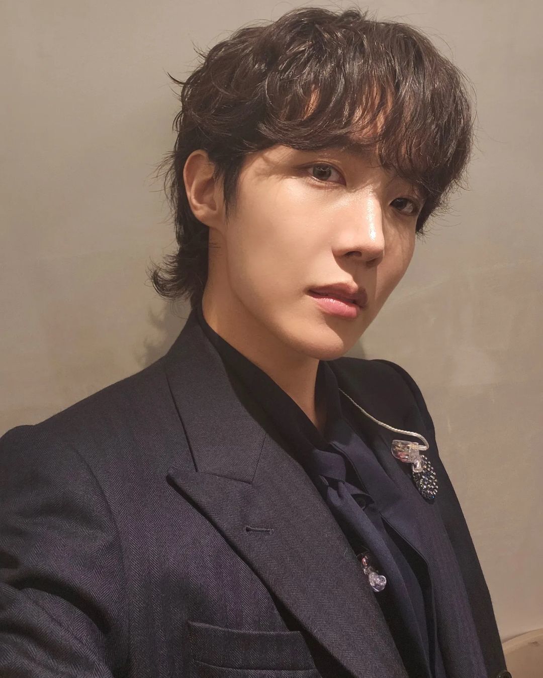 J-Hope BTS ผมหยิกหยักศก ไว้ผมทรงรากไทร เทรนด์ผมชาย 2024