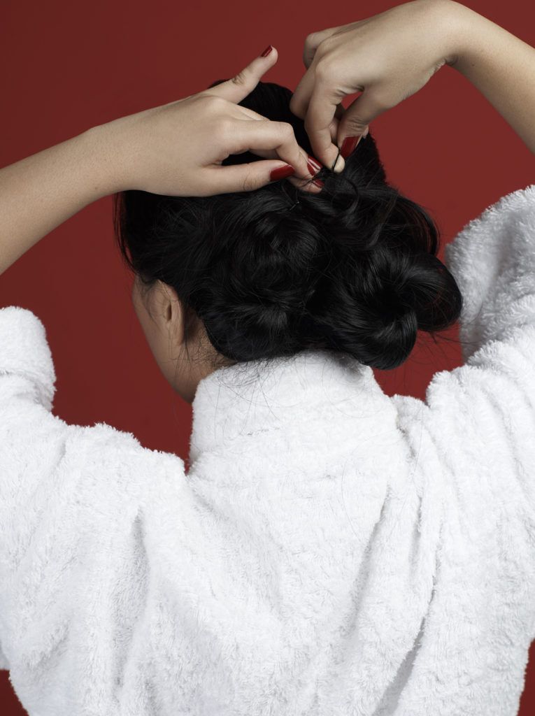 ผู้หญิงผมยาว สีดำ ทำทรงผมบันเบี่ยงข้างสำหรับเจ้าสาว ทรงผมแต่งงาน