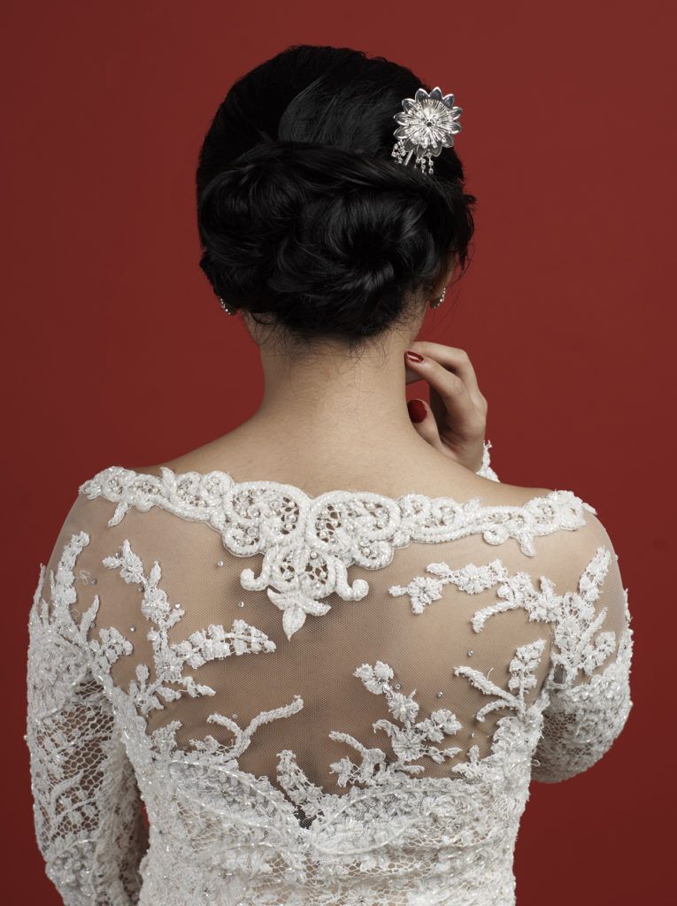 ผู้หญิงผมยาว สีดำ ทำทรงผมบันเบี่ยงข้างสำหรับเจ้าสาว ทรงผมแต่งงาน