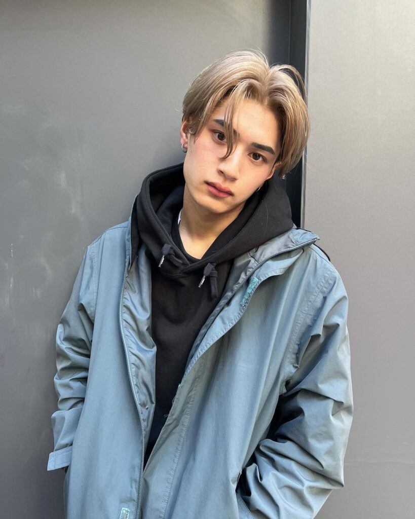 ผมผู้ชายทรงผมสไตล์บอยแบนด์90รองทรงแสกกลางหน้าม่าน