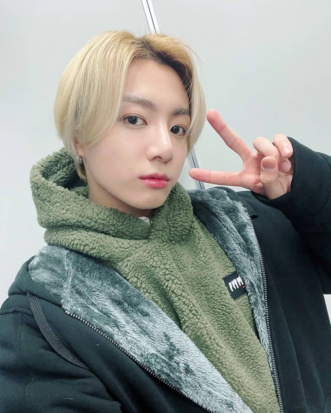 จองกุก ไว้ผมบ๊อบ ทำผมสีบลอนด์ ทรงผมบอยแบนด์ 90 เทรนด์ผมชาย 2024