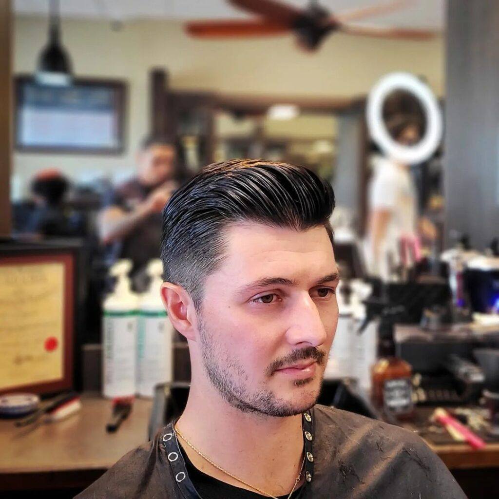 ทรงผมผู้ชายผมรองทรงสั้นหวีเสยสลิคแบ็ค