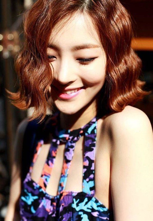 ผมสีน้ำตาลเข้มประกายทองแดง