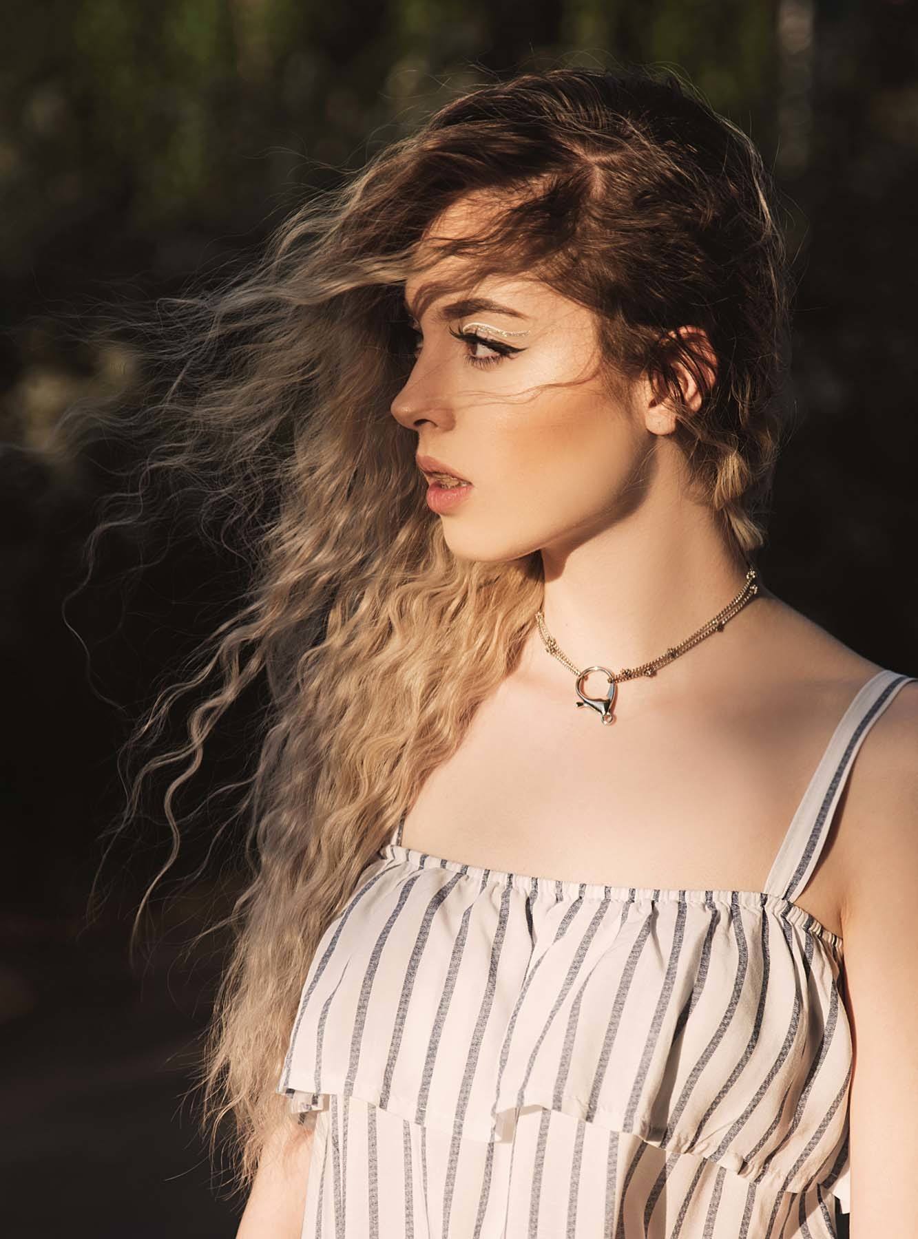 ผู้หญิง ฝรั่ง ผมยาว ทรงผมหยิกลอนเล็ก