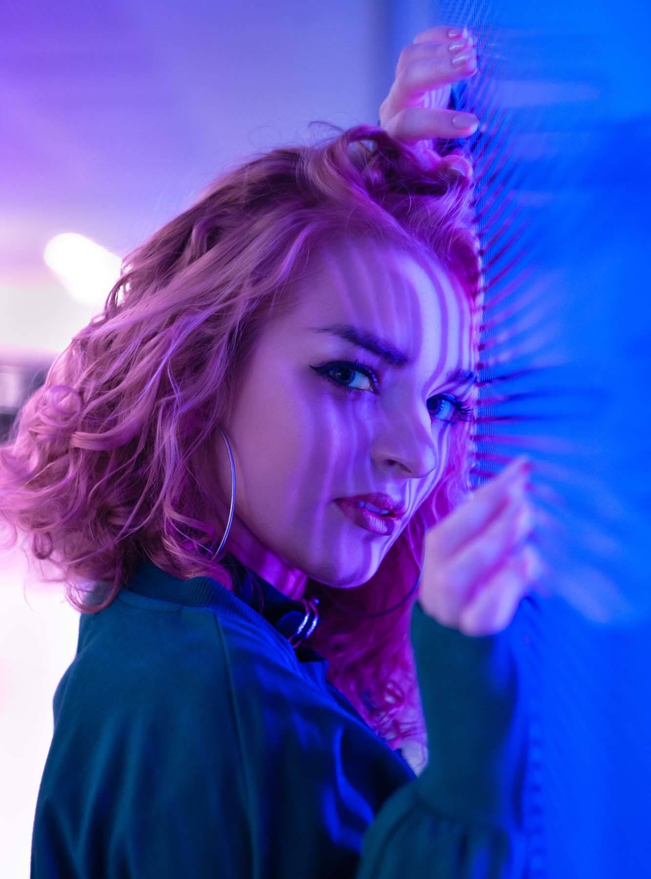 ผู้หญิง ผมประบ่า ทรงผมหยิกมัดมินิบัน