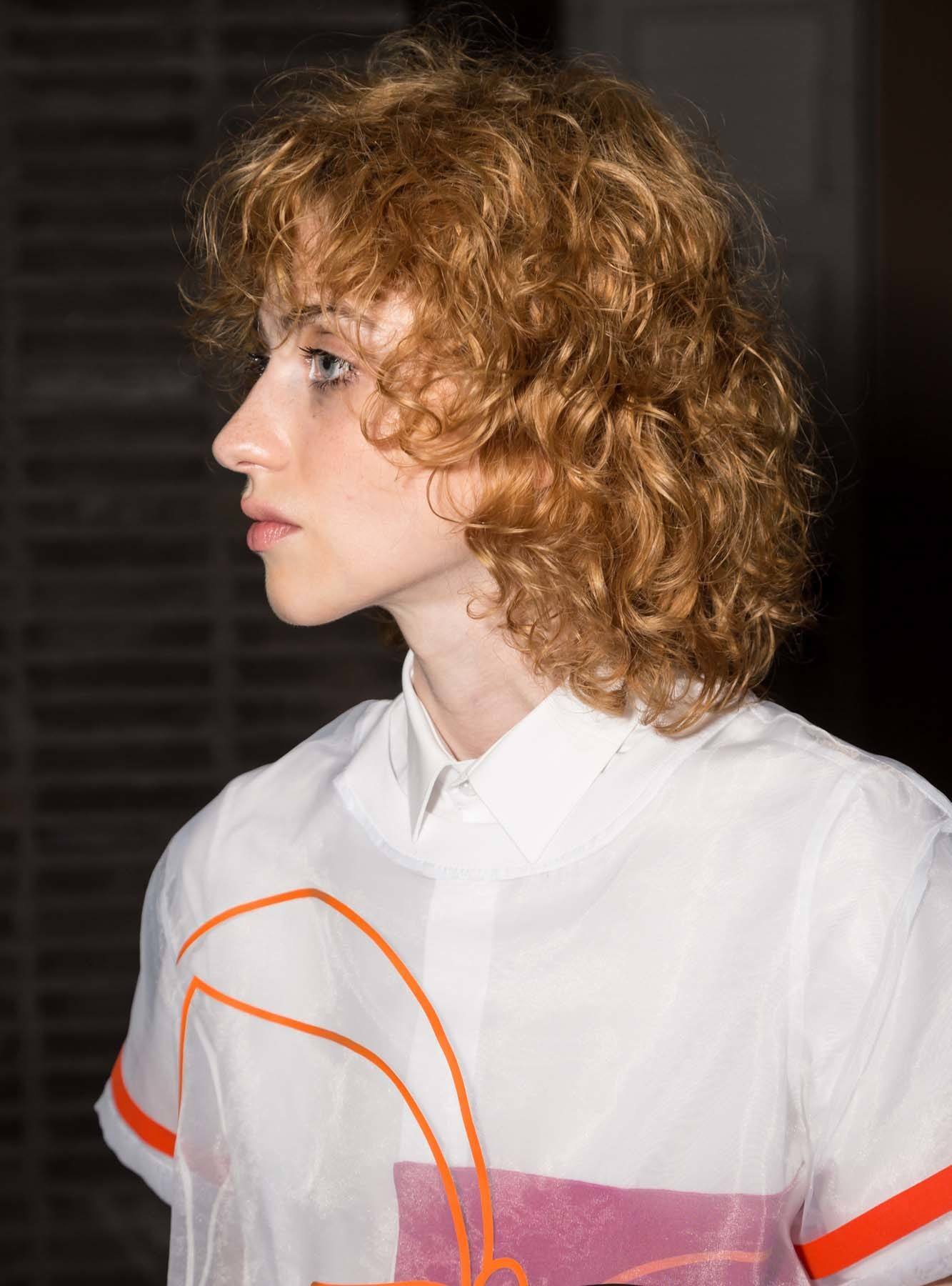 ผู้หญิง ฝรั่ง ผมบลอนด์ ทรงผมหยิกสั้น