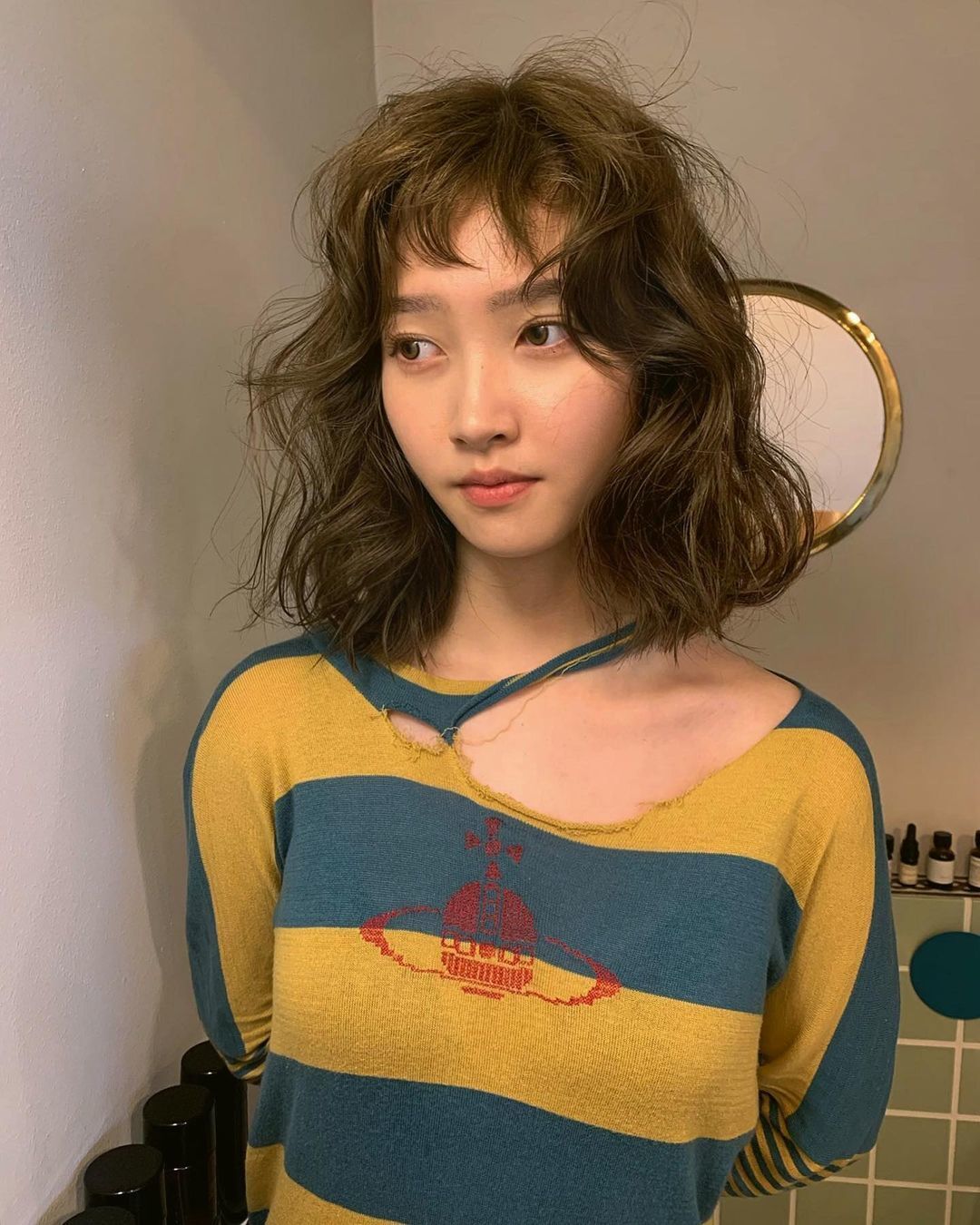 ผู้หญิง เอเชีย ผมหยิกธรรมชาติ ผมยาวประบ่า ย้อมผมสีน้ำตาลเข้ม