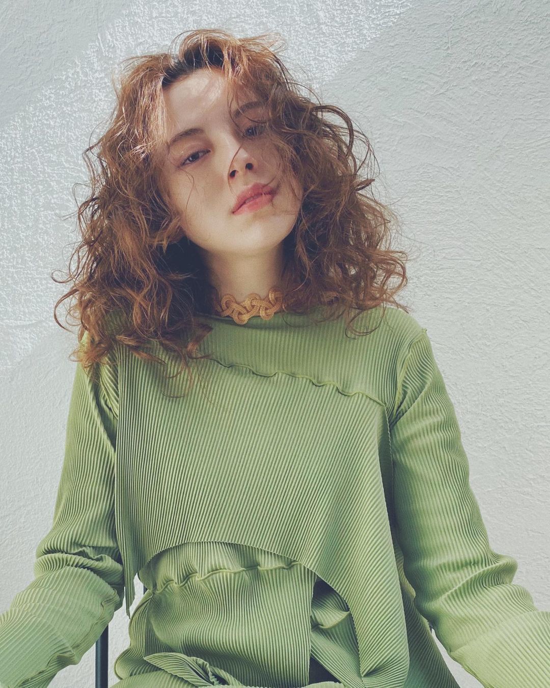 ผู้หญิงเอเชีย ผมหยิกธรรมชาติ ผมยาวประบ่า ย้อมผมสีน้ำตาลอ่อน