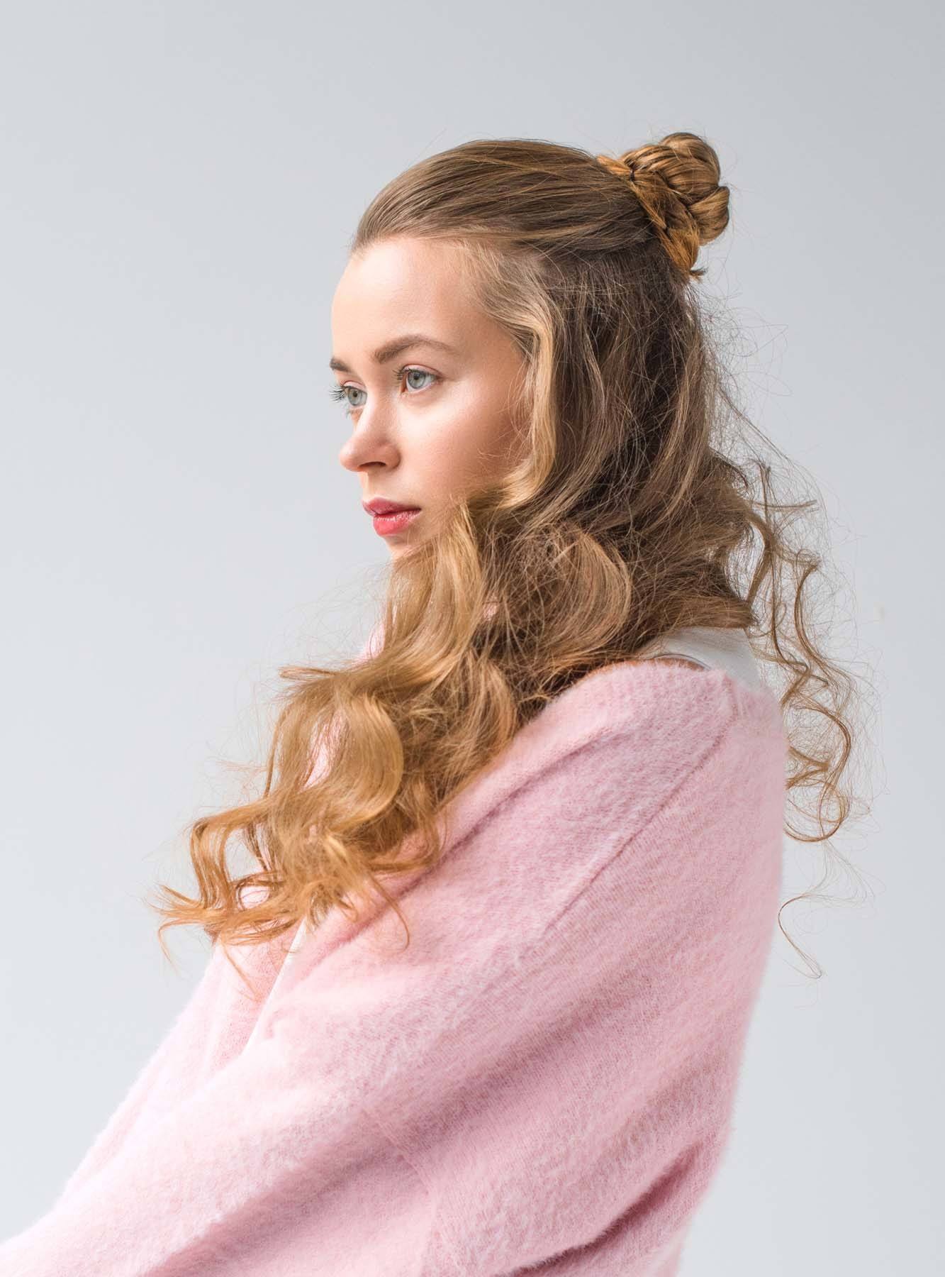 ผู้หญิง ฝรั่ง ผมบลอนด์ ทรงผมหยิกธรรมชาติ มัดผมครึ่งหัว