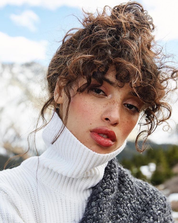 ผู้หญิง ฝรั่ง ทรงผมหยิกมัดผม