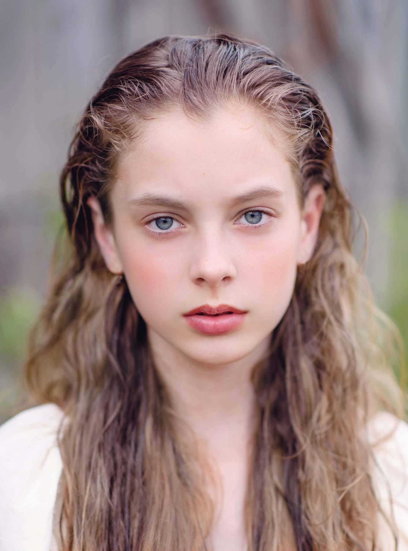 ผู้หญิง ฝรั่ง เปิดหน้าผาก ทรงผมหยิกธรรมชาติ แบบเว็ทลุค