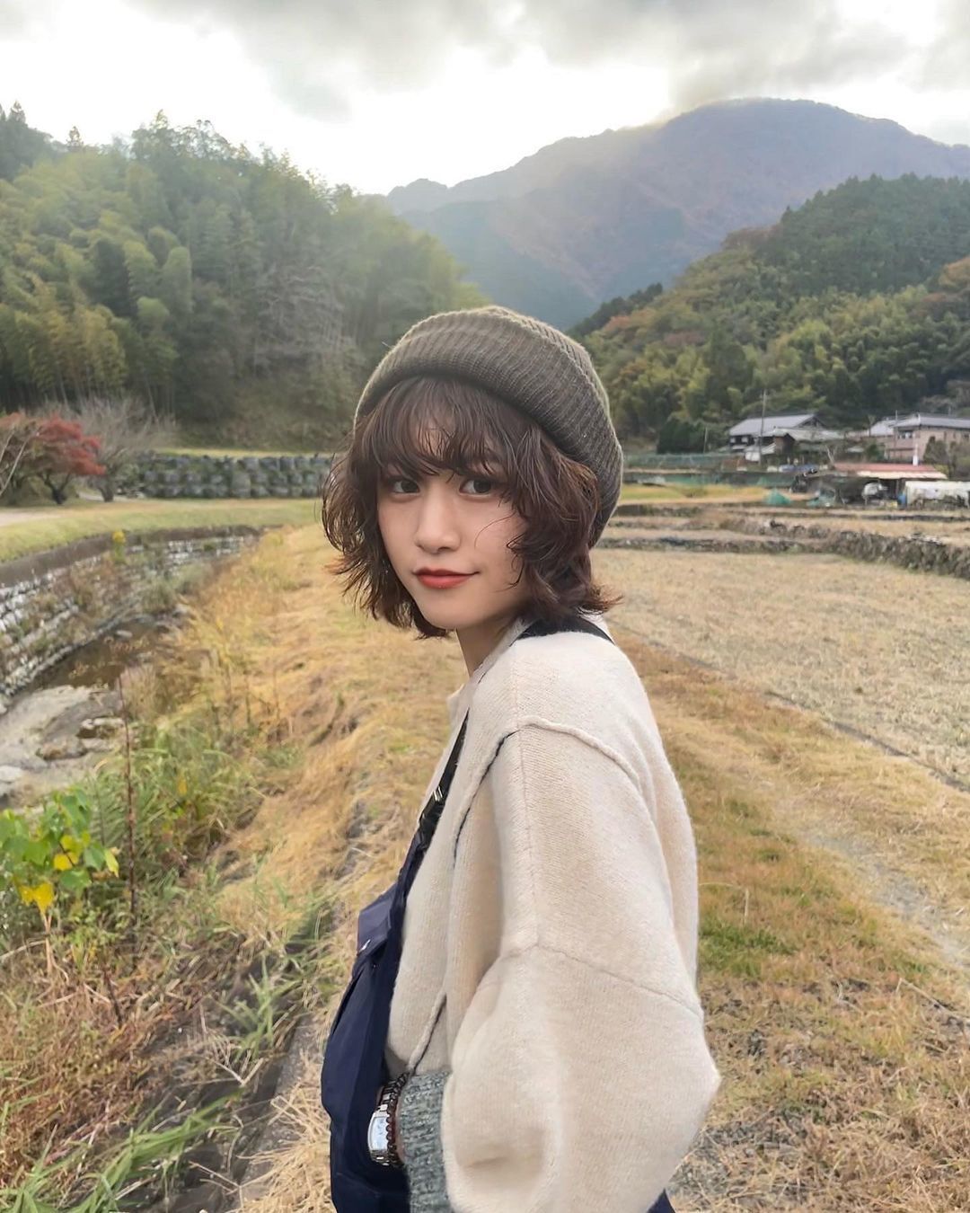 ผู้หญิงเอเชีย ไว้ผมสั้น ผมหยิกธรรมชาติ