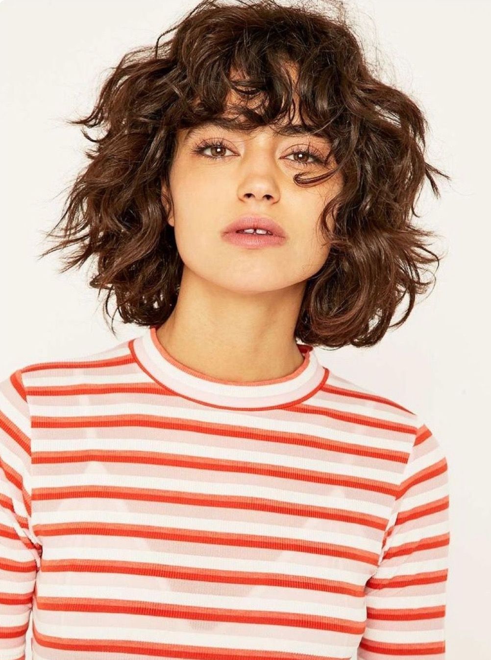 ผู้หญิง ฝรั่ง ผมสั้น ทรงผมหยิก เมสซี่สไตล์