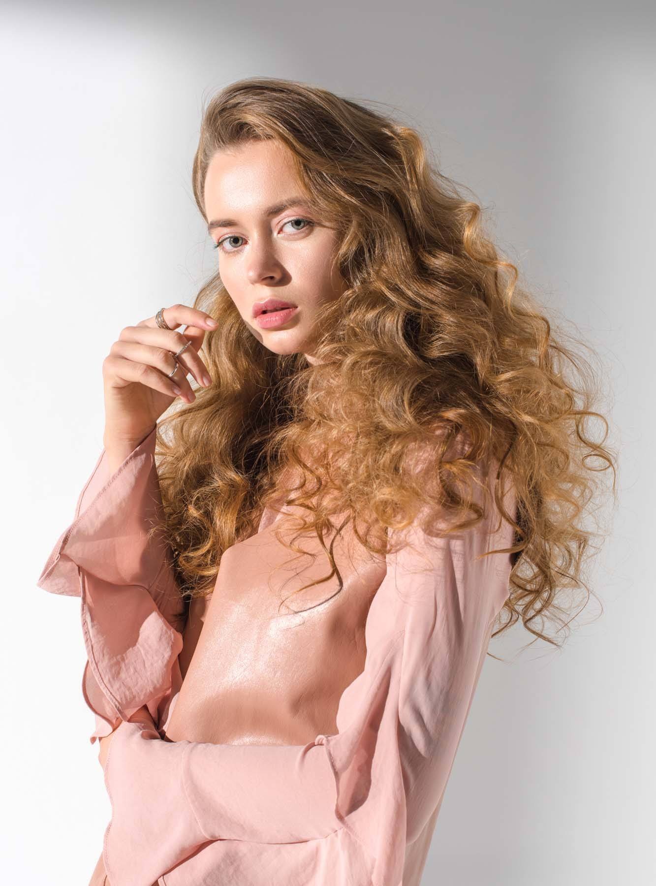 ผู้หญิง ฝรั่ง ผมบลอนด์ ทรงผมหยิกยีปลายผม