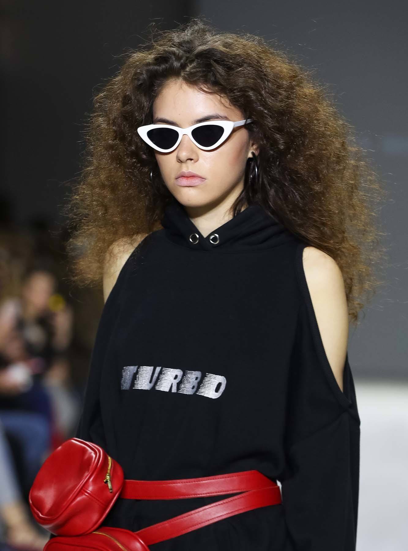 นางแบบ เดินแบบ ปล่อยทรงผมยาว หยิกฟู