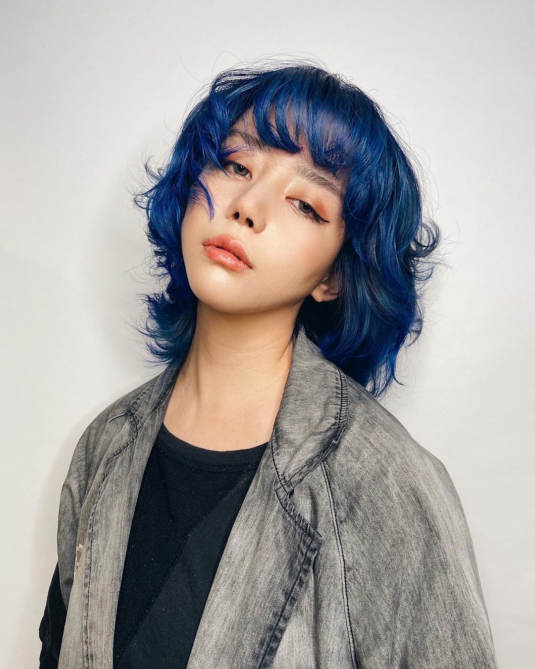 ผู้หญิงเอเชีย ผมหยิกธรรมชาติ ผมยาวประบ่า ย้อมผมสีน้ำเงิน