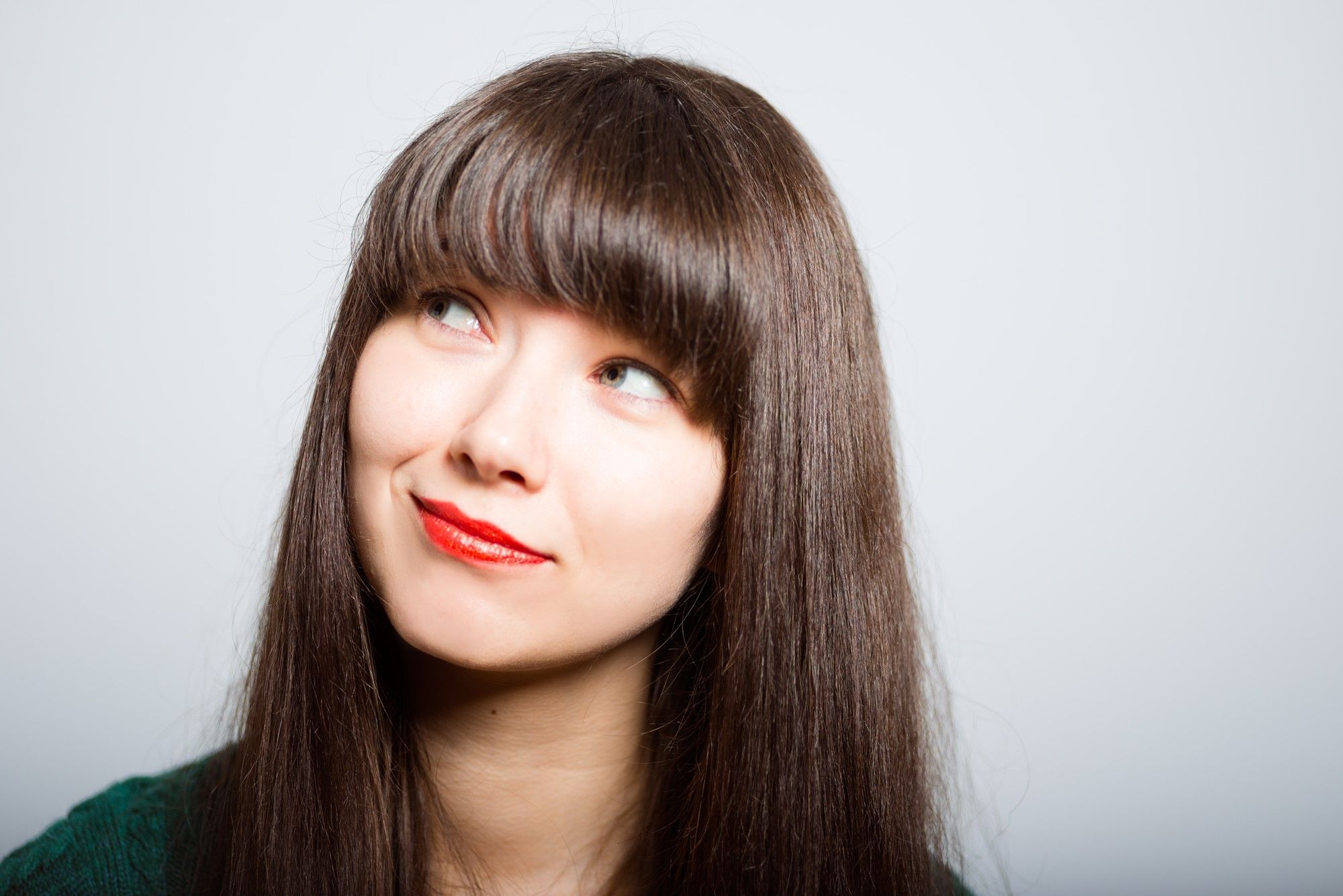 ทรงผมตรงหน้าม้าลอน (credit: Shutterstock)