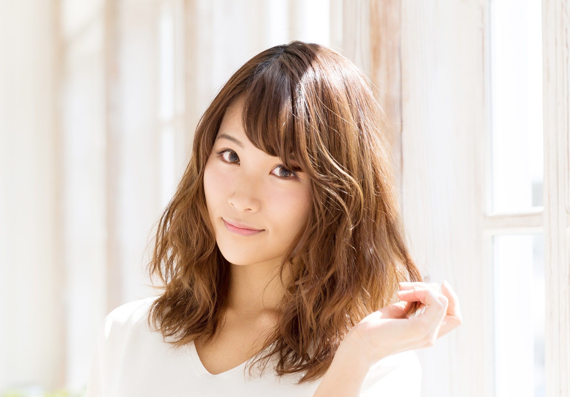 ผู้หญิงผมประบ่า ย้อมผมสีน้ำตาล ผมลอนหน้าม้า