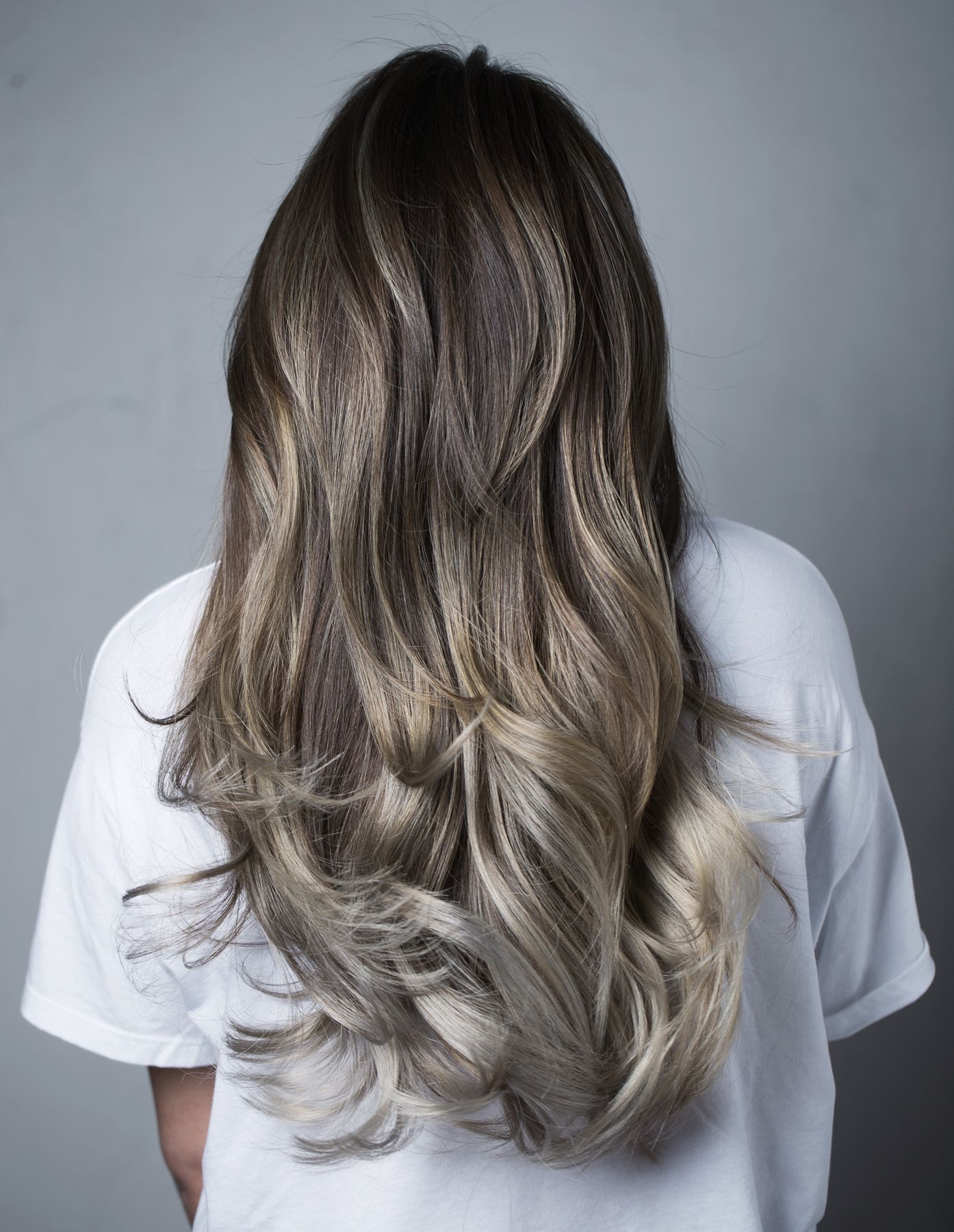ผมสีน้ำตาลเทาแบบบาลายาจ (Ash Brown Balayage) (Credit: Rex by Shutterstock)