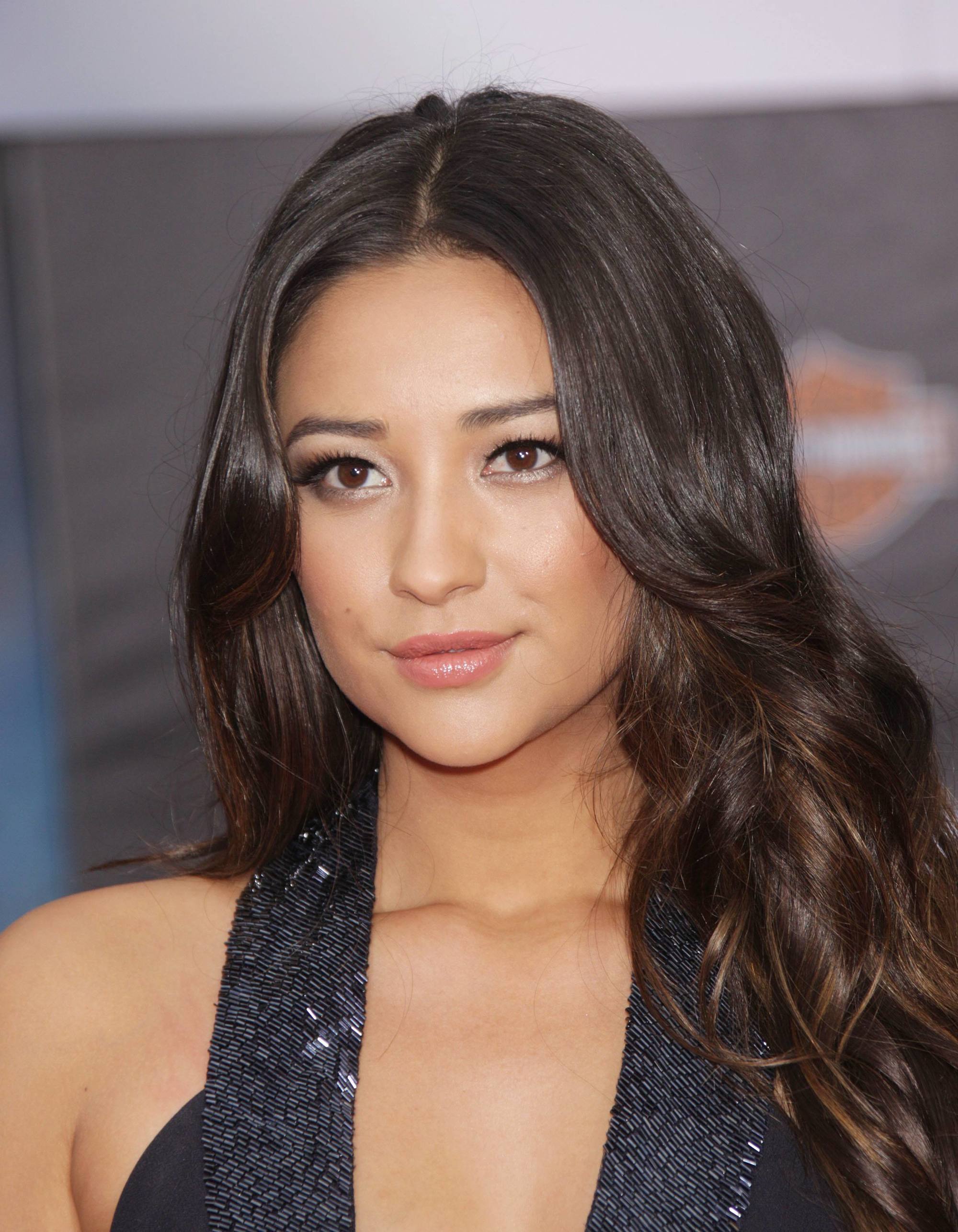 ผู้หญิงผมยาวสีน้ำตาลเข้ม ดัดผมลอน