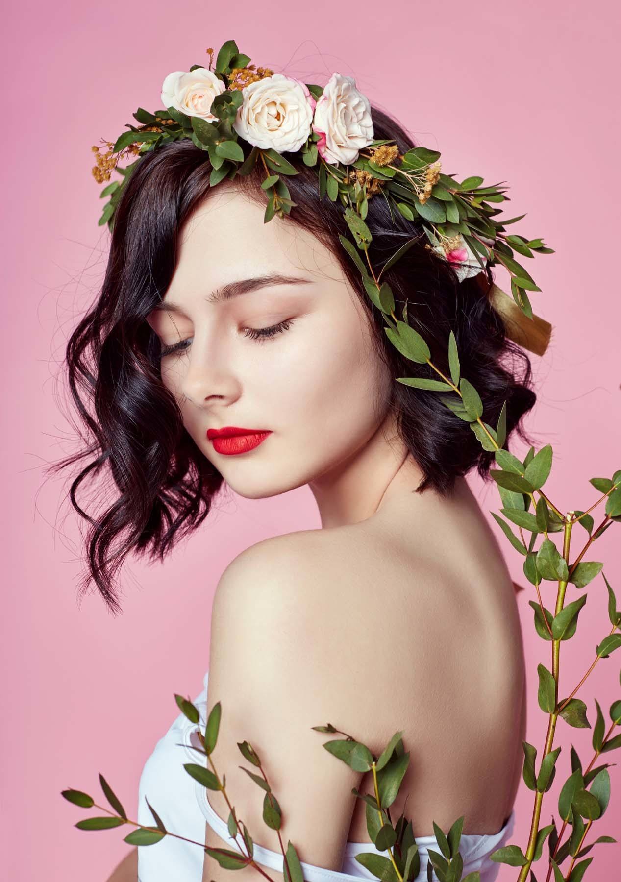 ผมสั้นดัดลอน คาดมงกุฎดอกไม้ (Credit: Rex by Shutterstock)