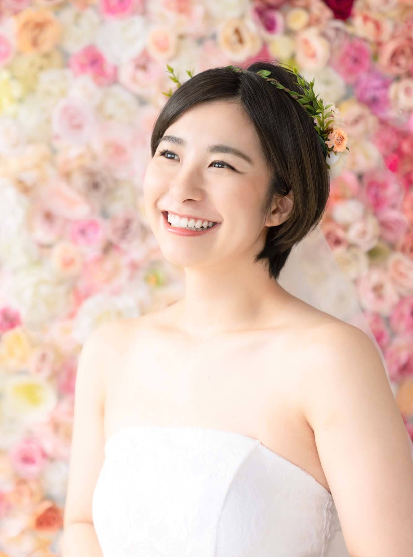 ผมซอยสั้นประดับดอกไม้น่ารักๆ (Credit: Rex by Shutterstock)