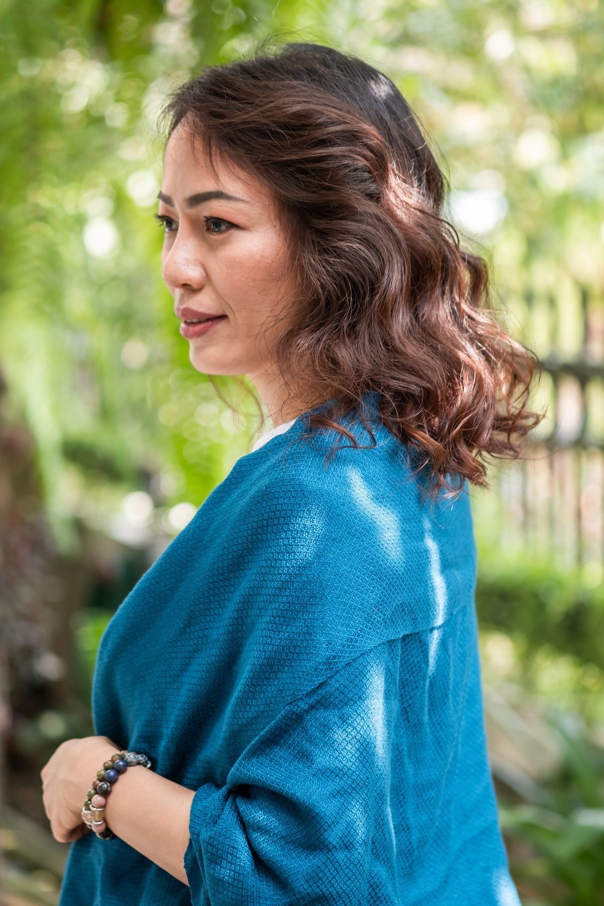 Chic Medium Length Wavy Hair (Credit: Yindee Phuttasirayakorn)