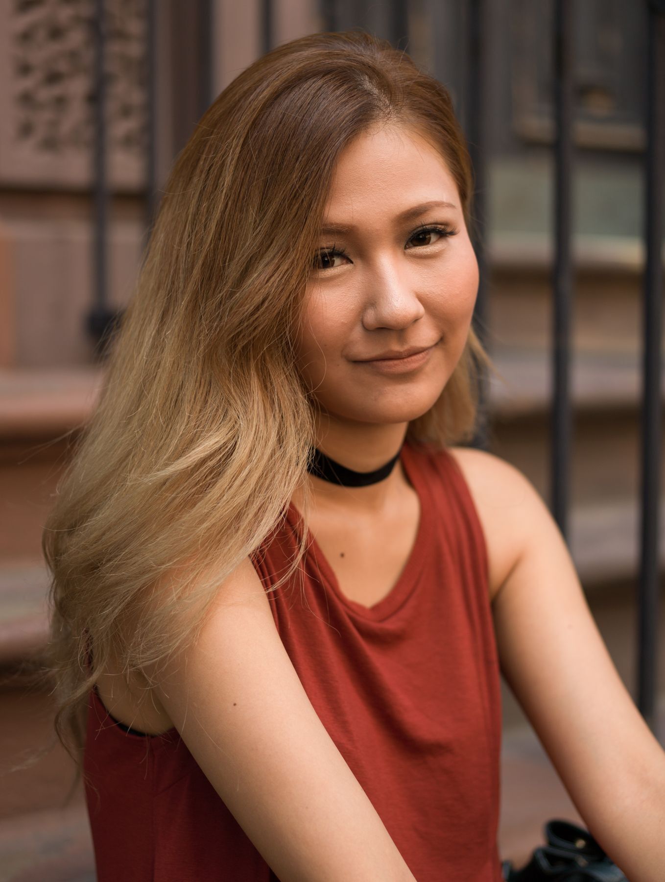 ผมสีทองหม่น หรือ บลอนด์ทองเหลือบเทา (Credit : Shutterstock)