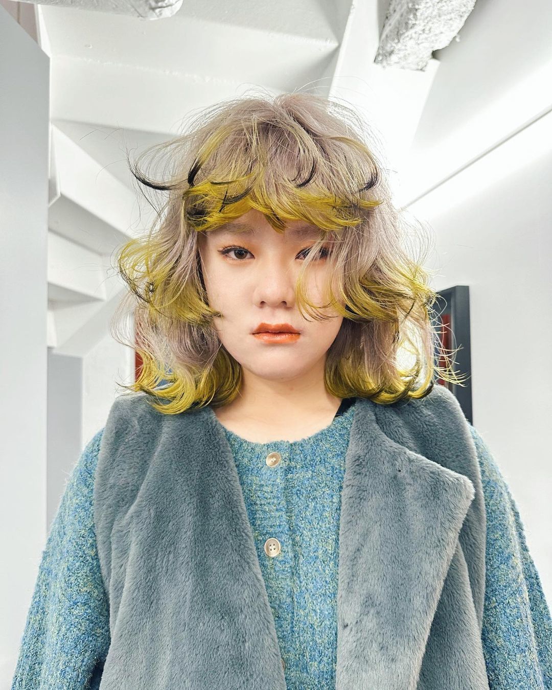 ผู้หญิงเอเชีย ผมหยิกธรรมชาติ ผมยาวประบ่า ย้อมผมสีเทาและเหลือง