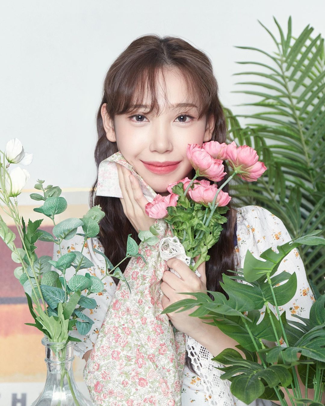 ผู้หญิงเอเชีย ผมหยิกธรรมชาติ ผมยาวประบ่า ย้อมผมสีน้ำตาลอ่อน